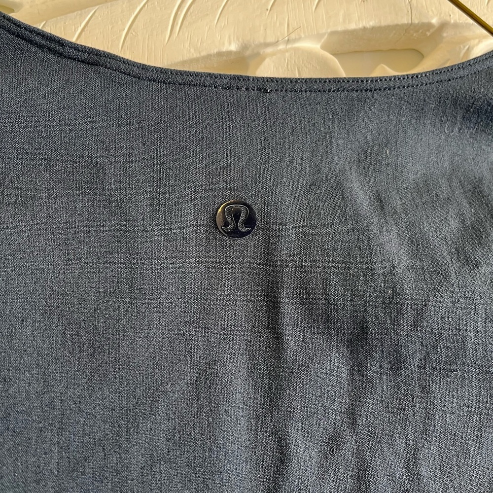 Lululemon Navy Long Sleeve Crop Top Mesh Detail Size S - Picture 3 of 4